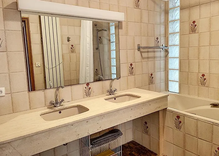 Bord De Avec Jardin Et Wifi Gratuit - Fr-1-361-76 펜션